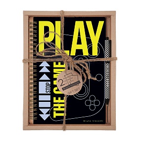 НАБОР ПОДАРОЧНЫЙ "PLAY THE GAME"  (ТЕТРАДЬ BV НА ГРЕБНЕ В КЛЕТКУ И РУЧКА)
Арт. 7-60-201/17-3
