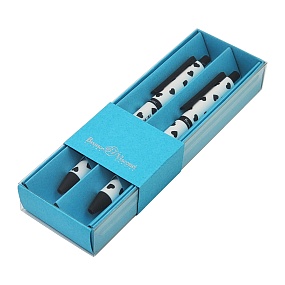 Набор BrunoVisconti®
из 2-х шариковых автоматических ручек
"ARTCLICK"0.5 мм, синий, в картонном голубом  футляре "BLACK&WHITE. Сердечки"
Арт. 20-0281/1818