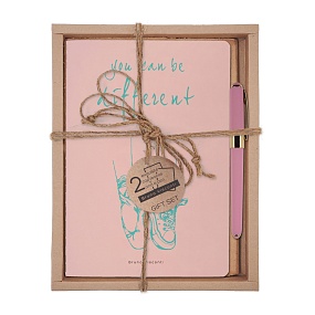 НАБОР ПОДАРОЧНЫЙ "BE DIFFERENT" (ДВЕ ТЕТРАДИ BV И РУЧКА)
Арт. 7-40-001/124-3