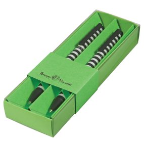 Набор BrunoVisconti®
из 2-х шариковых автоматических  ручек
"ARTCLICK"0.5 мм, синий, в картонном салатовом  футляре "BLACK&WHITE. Полоски"
Арт. 20-0281/2727