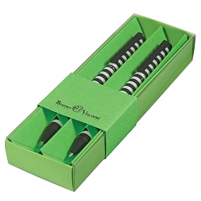 Набор BrunoVisconti®
из 2-х шариковых автоматических  ручек
"ARTCLICK"0.5 мм, синий, в картонном салатовом  футляре "BLACK&WHITE. Полоски"
Арт. 20-0281/2727