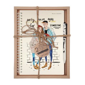 НАБОР ПОДАРОЧНЫЙ "MY EYES ON YOU"  (ТЕТРАДЬ BV НА ГРЕБНЕ В КЛЕТКУ И РУЧКА)
Арт. 7-60-201/10-3