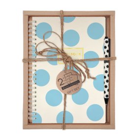 НАБОР ПОДАРОЧНЫЙ "LIGHT BLUE POLKA DOTS"  (ТЕТРАДЬ BV НА ГРЕБНЕ В КЛЕТКУ И РУЧКА)
Арт. 7-60-201/15-3