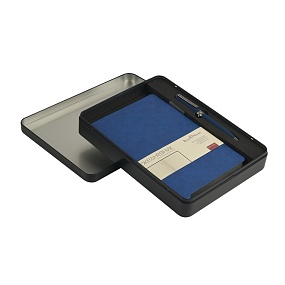 НАБОР ПОДАРОЧНЫЙ ЕЖЕДНЕВНИК А5 "BOSTON" (СИНИЙ)  И РУЧКА  "BOSTON" В ЧЕРНОЙ МЕТАЛ.КОРОБКЕ
Арт. 3-228/18-0422