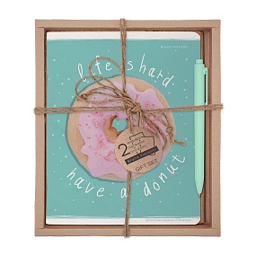 НАБОР ПОДАРОЧНЫЙ "DONUT. Life is hard - have a donut" (ДВЕ ТЕТРАДИ И РУЧКА)
Арт. 7-48-1292-2/4