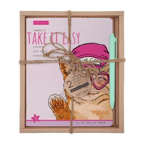 НАБОР ПОДАРОЧНЫЙ "EASY LIFE.КОТЫ. Mainecoon" (ДВЕ ТЕТРАДИ И РУЧКА)
Арт. 7-48-1293-2/4