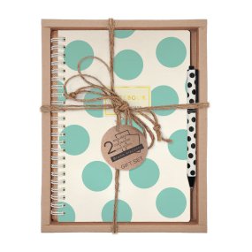 НАБОР ПОДАРОЧНЫЙ "MINT POLKA DOTS"  (ТЕТРАДЬ BV НА ГРЕБНЕ В КЛЕТКУ И РУЧКА)
Арт. 7-60-201/16-3